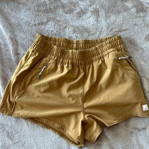 Womens dash vuori shorts